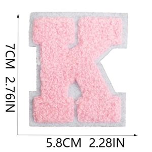 Toppa con lettera K in ciniglia rosa con misure di 7 cm su sfondo bianco