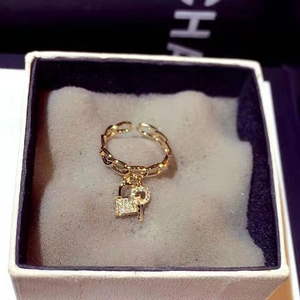 Bague chaîne dorée avec breloques clé et cadenas en micro-pavage et anneau ajustable