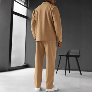 Ensemble veste décontractée à revers et pantalon droit camel pour homme, vue de dos