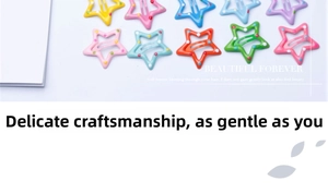 Détail de barrettes étoiles colorées aux tons bonbons avec motif à pois et fini brillant