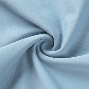 Maillot de bain une pièce bleu clair avec fleurs cousues main et texture côtelée
