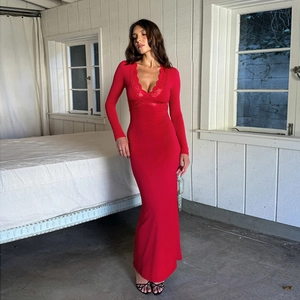 Détail du décolleté en V profond avec dentelle raffinée sur robe de soirée rouge