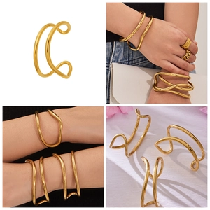 Dettaglio del bracciale rigido a doppio anello in acciaio inossidabile dorato 18k