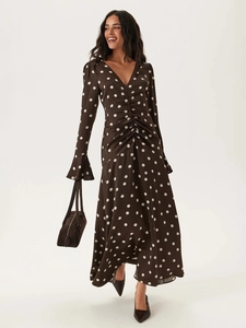 Robe longue marron foncé à pois, col en V, manches évasées et taille froncée élégante