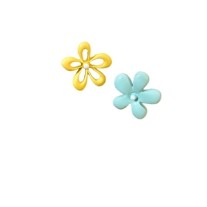 Boucles d'oreilles fleurs asymétriques avec fleur évidée jaune et fleur bleue claire