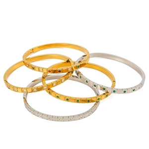 Bracciali in acciaio al titanio con zirconi verdi e placcatura in oro e argento