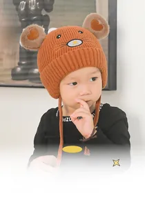 Détail du bonnet d'hiver orange pour enfants avec broderie de souris et protège-oreilles