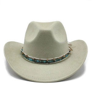 Détail du chapeau de cowboy bohème avec perles turquoise et ruban tressé ethnique