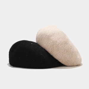 Détail de la texture du béret en poils de lapin avec paillettes en noir et beige