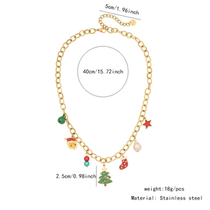 Détail de collier de charme de Noël en acier inoxydable avec pendentifs festifs et chaîne.