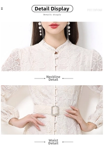 Détails d'une robe en dentelle avec col montant, perles et boucle de ceinture en strass