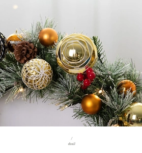 Detail van bevroren kerstkrans met LED-lampjes, gouden ballen en dennenappels