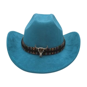 Detail von seeblauem Cowboyhut mit ethnischem Webband und silbernem Bullenschädel-Anhänger