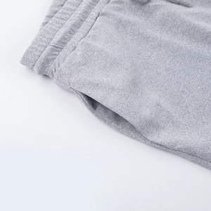 Detailansicht des elastischen Bundes und der Seitentasche der grauen Stricksporthose