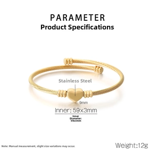 Vue détaillée du bracelet câble doré en acier inoxydable avec un cœur poli de 9 mm