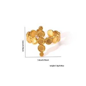 Dettaglio anello a croce regolabile dorato con diametro di 1,8 cm e un peso di 1,9 g