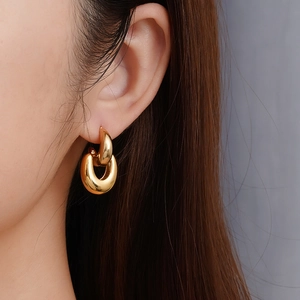 Orecchini vintage francesi placcati oro 18K a doppio cerchio indossati da una modella
