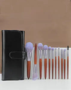 Détail du kit de 11 pinceaux maquillage avec poils lavande et manches en bois acajou
