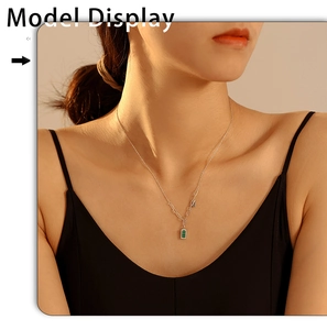 Primer plano del collar vintage con colgante de malaquita verde y cierre dorado