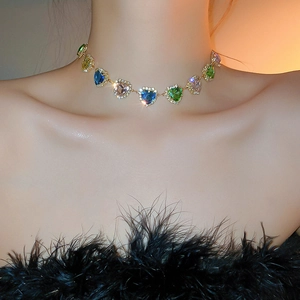 Macro scatto della collana di cristalli colorati a forma di cuore con accenti di diamanti