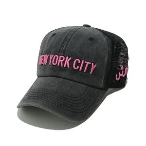 Dettaglio del ricamo New York City su cappello trucker in denim grigio lavato