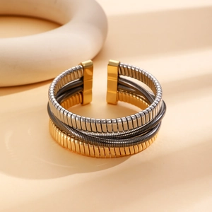 Dettaglio della trama a catena serpente oro e canna di fucile sul bracciale largo