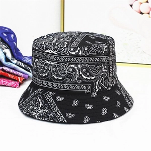 Nahaufnahme des schwarzen Paisley-Musters auf dem Stoff eines Vintage-Anglerhutes
