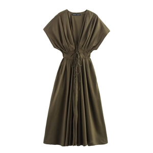 Robe midi vert olive avec col en V, manches chauve-souris et ceinture sur fond blanc