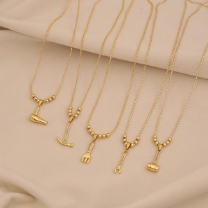 Colliers dorés avec pendentifs en forme de clé à molette, marteau et fourchette