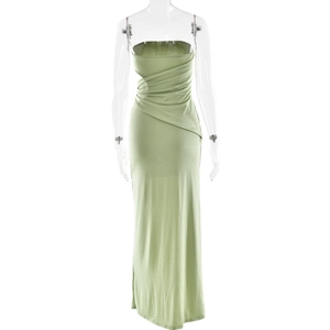Détail de la taille froncée et fente latérale sur cette robe maxi vert menthe