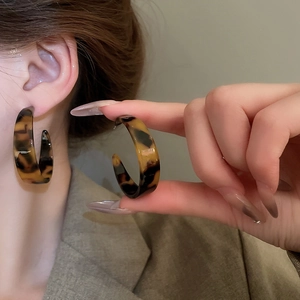 Vue détaillée de grandes boucles d'oreilles en C avec motif écaille de tortue