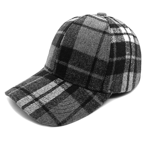 Dettaglio del tessuto in misto lana spessa e del classico motivo scozzese grigio del cappello
