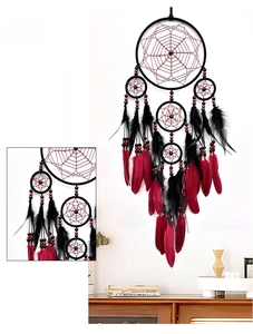 Détail macro d'un attrape-rêves indien avec plumes rouges et noires et anneaux tissés
