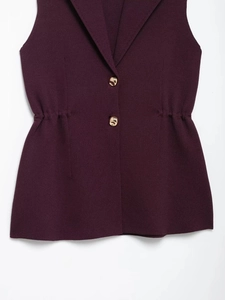 Vue détaillée du gilet en maille violet foncé avec col à revers et boutons dorés