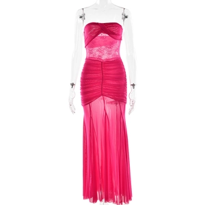 Dettaglio dell'abito lungo fucsia con inserti in pizzo e trama della gonna in tulle