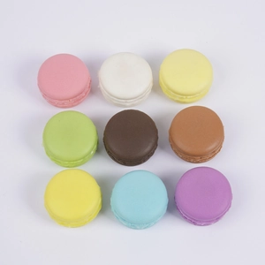 Neun bunte PU-Squishy-Macaron-Spielzeuge in Rasteranordnung auf weißem Hintergrund