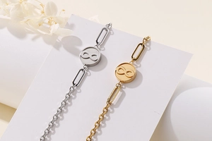 Makroaufnahme von Gold- und Silber-Infinity-Armbändern mit texturierten Kettengliedern