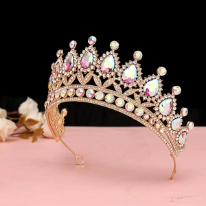 Dettaglio della corona barocca dorata con cristalli AB e strass per matrimoni da sposa
