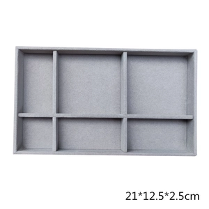 Vassoio per gioielli in velluto grigio con scomparti per anelli e orecchini 21x12cm