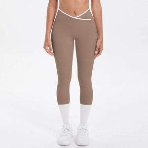 Détail du pantalon de yoga taille haute avec ceinture croisée en V marron café
