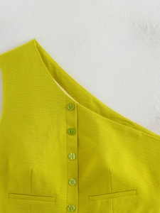 Dettaglio del gilet monospalla verde lime in tessuto strutturato con bottoni in resina