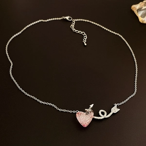 Detailaufnahme der Silberhalskette mit rosa Herz-Pfeil-Anhänger und verstellbarem Verschluss