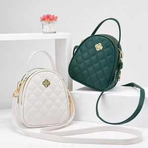 Mini sacs à dos chic en cuir PU matelassé blanc et vert foncé avec logo trèfle en métal