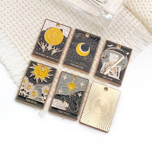 Pendentifs tarot en émail détaillés avec soleil, lune et mort pour bijoux DIY