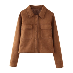 Chaqueta moto de ante marrón vintage, diseño corto con cuello de solapa en fondo blanco
