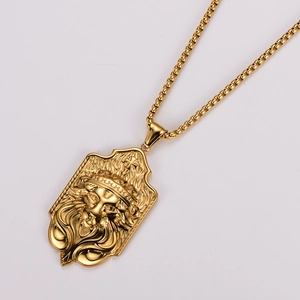 Vue macro détaillée du pendentif bouclier doré avec motif de tête de lion vintage en relief