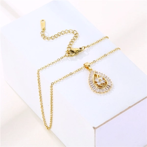 Collana in oro 18K con pendente a goccia d'acqua e quadrifoglio in zircone su supporto