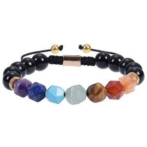 Makroaufnahme vom 10mm Chakra-Perlenarmband mit verstellbarer geflochtener Schnur