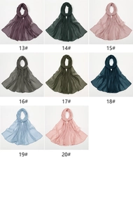 Collage aus acht eleganten plissierten Chiffonschals in verschiedenen Morandi-Farben