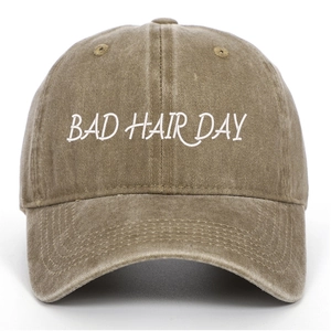 Détail de la broderie BAD HAIR DAY sur casquette baseball vintage kaki délavé